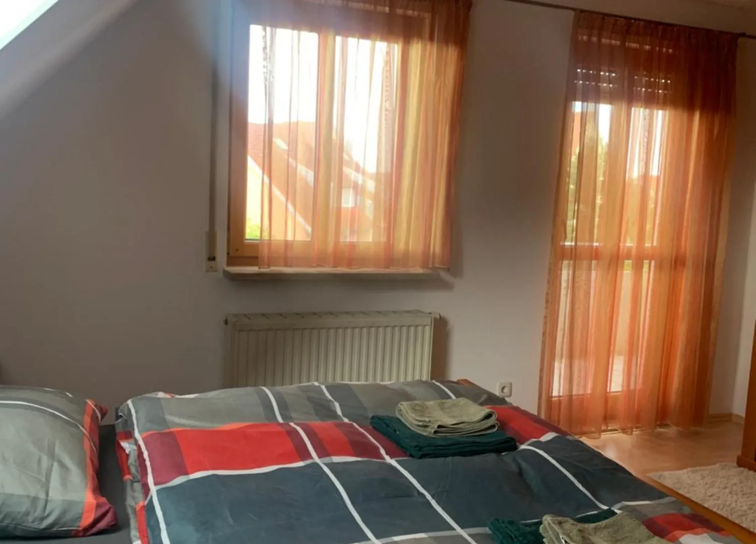 Sonniges Dachzimmer Feucht 0*,